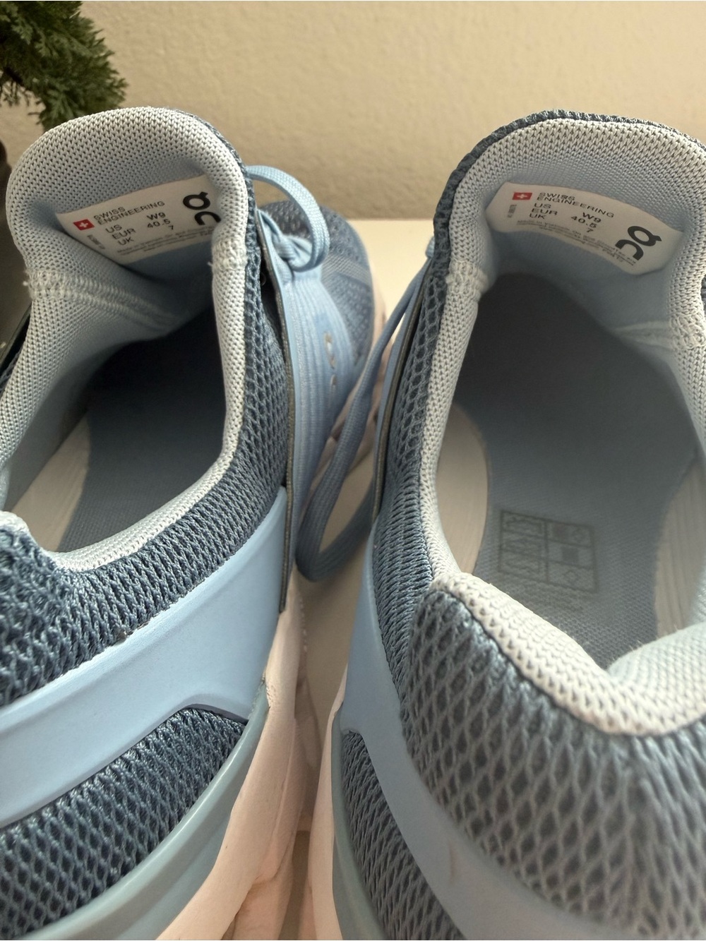 On Running Women size 9  Cloudswift Sneakers in Light Blue and White - Picture 8 of 9